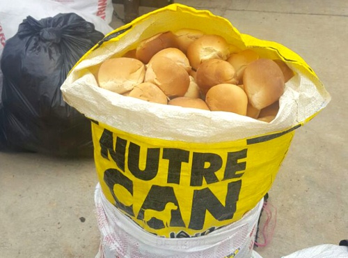 El pan era empacado en bolsas de comida para perros