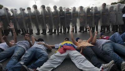 A-LA-ESPERA-DE-LO-MEJOR-Y-TEMIENDO-LO-PEOR.jpg