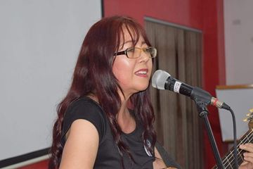 MUJER CON GUITARRA MUJER CON GUITARRA