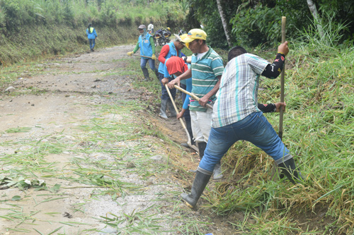 Mantenimiento vial en Morales realizado por la misma comunidad