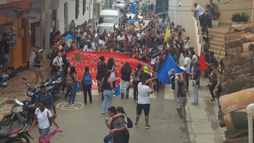 Marcha-por-la-defensa-de-la-educación-pública-superior-2.jpg