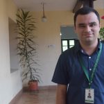 Joven con limitación visual es un funcionario destacado del sector público