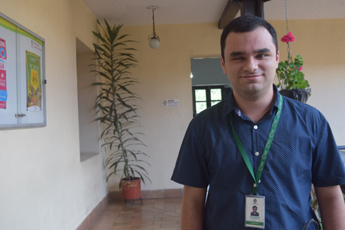 Joven con limitación visual es un funcionario destacado del sector público