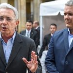 Uribe gobierna a Colombia por tuiter
