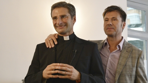 dos sacerdotes colombianos le brindaron a transeúntes de Miami dos sacerdotes colombianos le brindaron a transeúntes de Miami