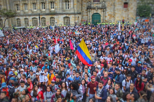 EL-PAÍS-SE-LE-SALE-DE-LAS-MANOS-A-DUQUE.jpg