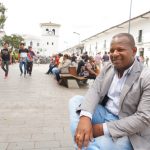 Un gobernador afro que gusta de la cultura