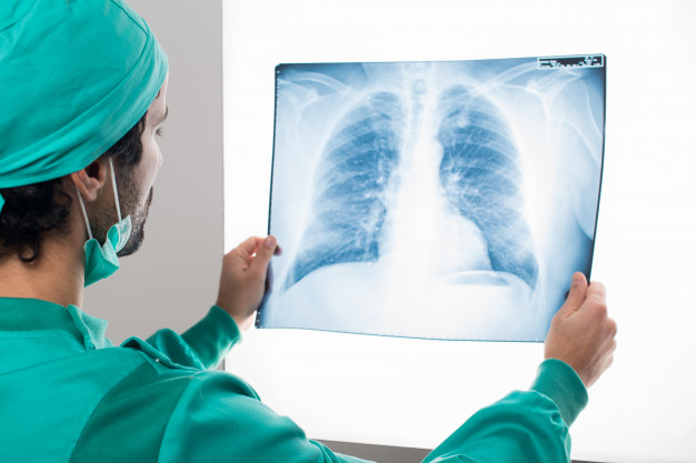 cirujano-analizar-radiografia-pulmon_53419-2849.jpg