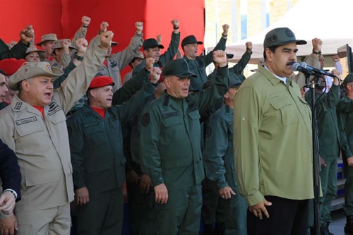 Maduro-y-sus-3.000-generales.jpg