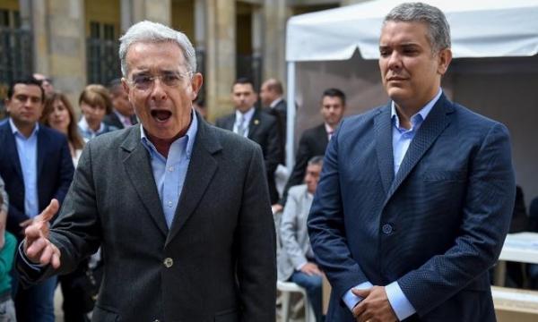 URIBE-SE-LA-PUSO-PELUDA-A-DUQUE.jpg