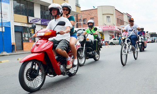 VIVIANA-MOTOS-EN-LA-VIA.jpg