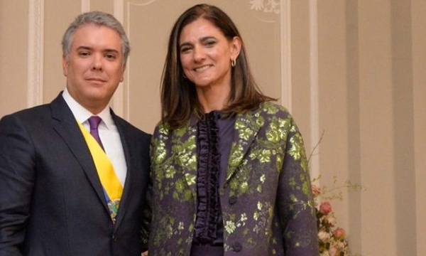 LA-MINISTRA-DEL-GRUPO-AVAL.jpg
