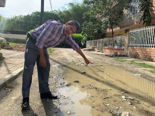 Poso-de-agua-afecta-comunidad-del-barrio-Guaduales.jpg