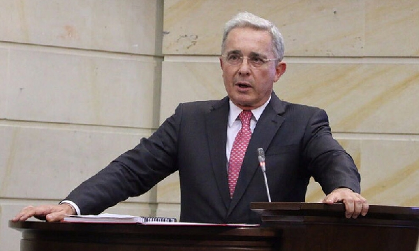 Uribe-el-mejor-senador.jpg