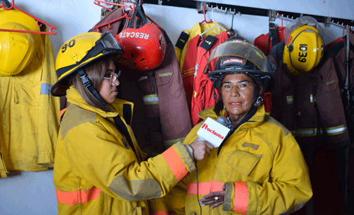 Con-berraquera-una-mujer-se-convirtió-en-comandante-de-bomberos-1.gif