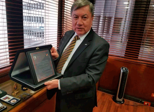 Fernando-Barrero-premio-al-mérito-periodístico-...gif
