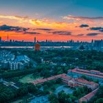 Hoy la Plaza de Wuhan, ha logrado volver a su rutina y la gente acude al sitio mientras la ciudad asume de nuevo la normalidad después de haberse registrado miles de muertos como consecuencia del coronavirus.