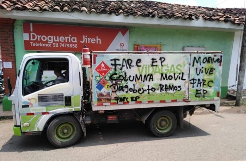 Pintan-letreros-de-disidencias-FARC-en-vehículos-3 Pintan-letreros-de-disidencias-FARC-en-vehículos-3