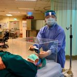 Lai Hsien-yung demuestra el uso del dispositivo de protección sanitaria que diseñó y cuyas especificaciones e instrucciones se pueden descargar gratuitamente en línea. (Foto de CNA)