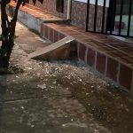 Delincuentes apedrean vivienda de funcionaria