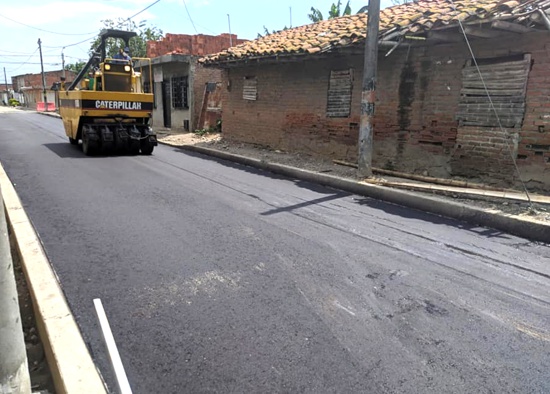 Ejecutan-pavimentacion-de-vias-en-Guachene.jpg