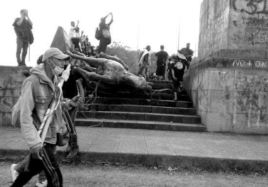 Estatuas-al-piso-y-respeto-entre-culturas.jpg