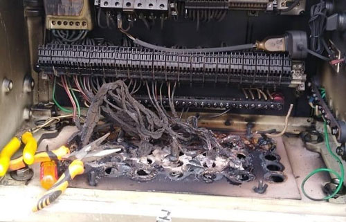 Reparacion-de-controlador-semaforico-incendiado-costaria-50-millones009.jpg