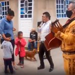 Hasta en México hablan del niño que pide canción para la mamá