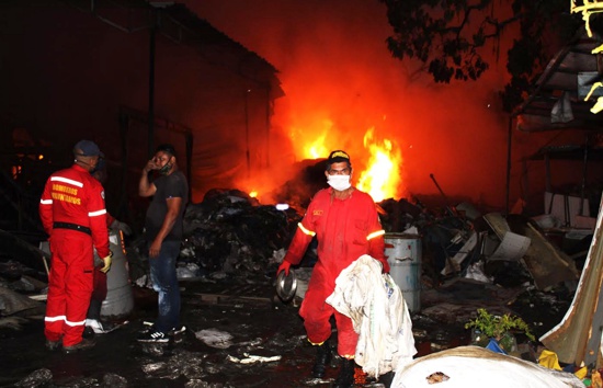 Se-incendio-galpon-de-reciclaje-en-Quintero-Caloto.jpg