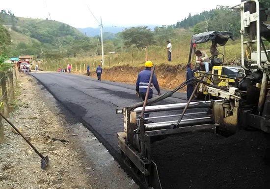 Avanza-pavimentacion-de-via-San-Pedro-–-La-Palomera-en-Quilichao2.jpg