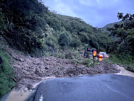 Derrumbe-bloquea-paso-por-la-via-Panamericana-al-sur-del-Cauca.jpg