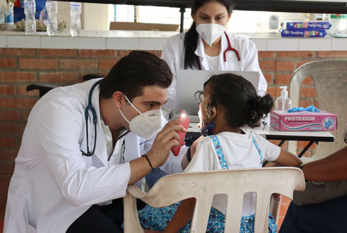 Estudiantes-de-Medicina-brindan-atencion-en-salud-a-comunidad-en-Pance6.jpg