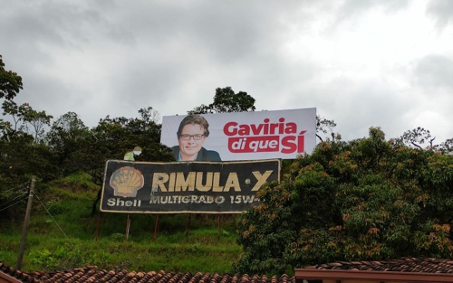 En-vallas-le-piden-el-si-a-Gaviria-1.jpg