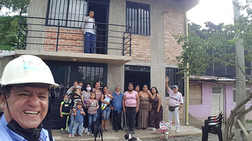 Egresados de Ingeniería Civil entregan casa a familia afectada por incendio