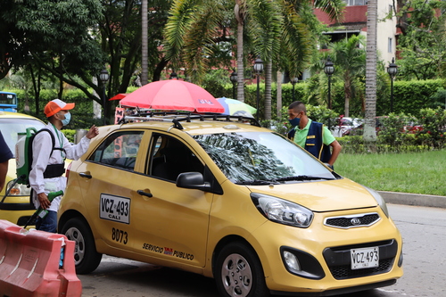 Jornada-de-desinfeccion-de-vehiculos-y-pruebas-covid-para-taxistas-en-Cali-1.jpg