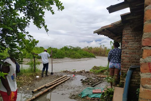 Padillenses-en-riesgo-por-socavamiento-del-rio-La-Paila.jpg