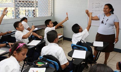 Docentes-mayores-de-65-anos-ya-pueden-vacunarse-en-los-megacentros.jpg