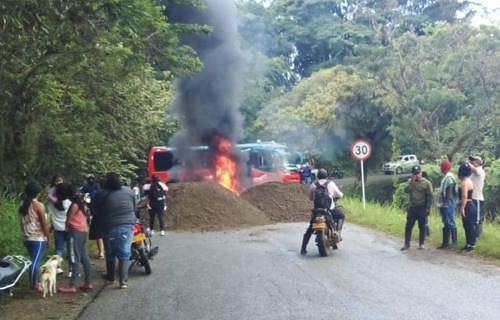 Hostigan al Ejército en la vía Caloto - Corinto 3 Hostigan al Ejército en la vía Caloto - Corinto 3