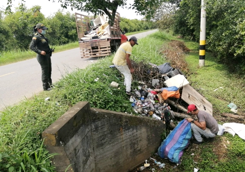 Les-imponen-comparendo-y-a-recoger-la-basura-en-Santander-de-Quilichao.jpg