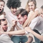 El mundo en guerra y vea usted ahí peleando...