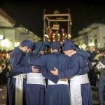 ENTRE BARROTES, CANDELABROS Y ALCAYATAS
