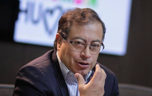 PETRO LES SALE AL PASO