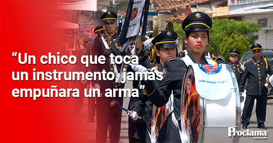 un-chico-que-aprende-a-tocar-un-instrumento-musical,-jamás-empuñara-un-arma