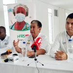 Este hospital FPS no será un “elefante blanco”: Rodrigo Astaíza Para que Santander de Quilichao, como centro neurálgico del Norte del Cauca, al fin pueda contar con una institución hospitalaria con un nivel de complejidad que permita resolver no solo las necesidades de atención básicas, sino avanzar a los servicios del nivel superior, relacionados con la atención en servicios ambulatorios, servicios de urgencias, servicios de laboratorio, servicio de imagenología, farmacia, hospitalización, servicio de apoyo terapéutico, medicina interna, pediatría, gineco-obstetricia, cirugía general y psiquiatría, entre otros, nos toca seguir esperando, y con paciencia. Ante los atrasos presentados, que, obviamente, exasperan a la población, el Gobierno Departamental hace todos los esfuerzos necesarios para re-orientar cronogramas y recursos y garantizar que lo desarrollado hasta ahora, no se convierta en otro “elefante blanco”. El pasado viernes un grupo de periodistas fue invitado por el Gobierno Departamental para informarle a las comunidades sobre el estado actual de la obra Hospital Francisco de Paula Santander y visitar las instalaciones ubicadas sobre la vía Santander de Quilichao – Cali, al lado del Campus Universidad del Valle. Pudimos confirmar que lo construido hasta hoy, que corresponde a un avance aproximado al 70 % de lo proyectado, se encuentra en buenas condiciones y con servicios de mantenimiento y seguridad. Por parte de la Gobernación estuvieron presentes el secretario de infraestructura, ingeniero José Rodrigo Astaiza Gallego y el jefe de la Oficina Asesora Jurídica, Juan Fernando Ortega Olave, además del gerente de la ESE Hospital Francisco de Paula Santander, médico José Elber Mina Castillo, quienes estuvieron acompañados de otros funcionarios. De acuerdo con el informe presentado, desde el 8 de septiembre de 2017, cuando inició la construcción del nuevo hospital, hasta el pasado 31 de octubre, fecha en que se hizo evidente el incumplimiento derivado de la insolvencia económica y baja capacidad operativa del contratista, aunque no ha habido detrimento de recursos oficiales, porque los pagos se han realizado por obra terminada y recibida, el incumplimiento motivó un proceso sancionatorio con multa de 420 millones de pesos, que quedó en firme en marzo de 2023, y se adelanta la liquidación del contrato. Según los representantes de las entidades oficiales, se prepara un nuevo proceso licitatorio, cuya adjudicación puede durar otros dos o tres meses, mientras se realizan nuevos estudios previos y demás trámites requeridos. Por otra parte, se informó que el proyecto de dotación hospitalaria, de acuerdo con las normas técnicas, está previsto con una inversión de 23.000 millones de pesos. El médico Mina Castillo explicó que se encuentra en proceso de formulación y viabilización legal. Por esta razón, calculó que la institución quedará lista para el servicio público, unos seis meses después de que se entregue totalmente la infraestructura física y tecnológica. En este sentido, el gerente del HFPS dijo que se tramita dicha financiación y que se ha avanzado por el sistema de obras por impuestos con empresarios del sector industrial que han hecho una oferta de 8.000 millones. El resto corresponderá a dineros públicos provenientes de los gobiernos Nacional y Departamental. Inversiones realizadas y pendientes Al ser consultadas las inversiones realizadas desde que la obra del hospital de mediana complejidad Francisco de Paula Santander ESE - Santander de Quilichao se diseñó como prioritaria en el Contrato Plan Norte del Cauca, que inició el 19 de enero de 2013 con la suscripción del Acuerdo Estratégico entre el Departamento Nacional de Planeación, la Gobernación de Cauca y las 13 alcaldías, se respondió que la construcción arrancó en el año 2017 con un presupuesto cercano a los 37.000 millones de pesos. De esa asignación, se han ejecutado 25.000 millones. El nuevo contrato alcanzará hasta un monto total de otros 24.500 millones de pesos. Además, quedaría pendiente la dotación de equipos, que como ya se dijo, alcanzaría un presupuesto total de $23.000 millones. Esta obra, como dijo en su momento el Ministro de Salud y Protección Social, Alejandro Gaviria, “será un símbolo para Colombia en el marco de la historia de posconflicto que se empieza a escribir en el país: “Este es el hospital público más importante que se está construyendo en Colombia, gracias a un proceso de articulación hoy se hace realidad, está listo el cierre financiero, están listos los recursos, para ejecutar el proceso con prontitud. Este es un símbolo de posconflicto y queremos que sea un símbolo de paz que da esperanza a los colombianos”. Seguimos esperando, ahora, con más paciencia.
