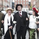 BLOOMSDAY Y TRES CARTAS COCHINAS