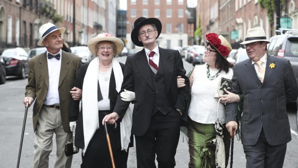 BLOOMSDAY-Y-TRES-CARTAS-COCHINAS-1.jpg