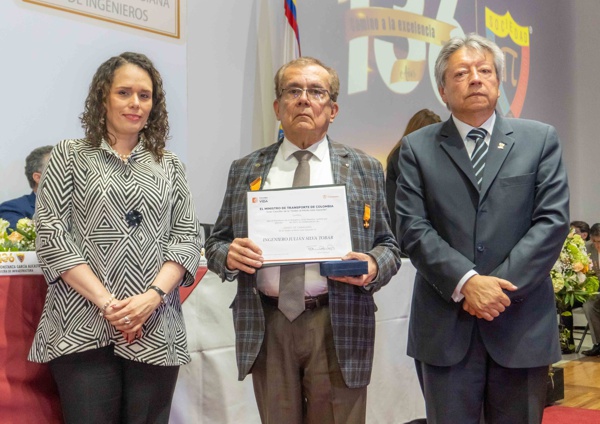 Gobierno y SCI condecoraron al ingeniero Julián Silva Tobar 4