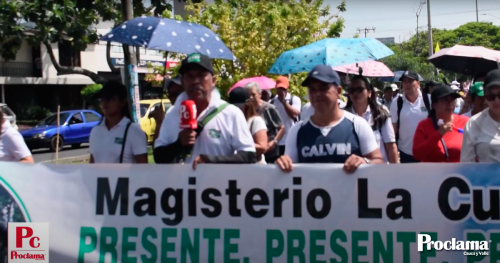 Docentes marchan frente por de la Clínica Rey David