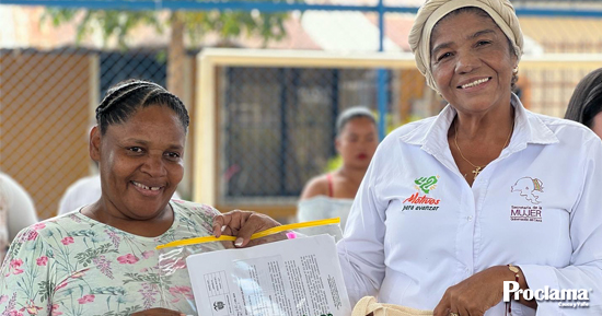 Mujeres-patianas-cuentan-con-sus-titulos-de-tierra.jpg