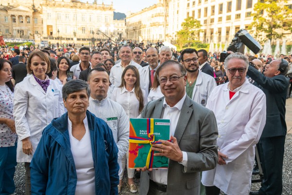 Escuchar-la-razonable-voz-de-la-Academia-y-los-colegios-medicos.jpg
